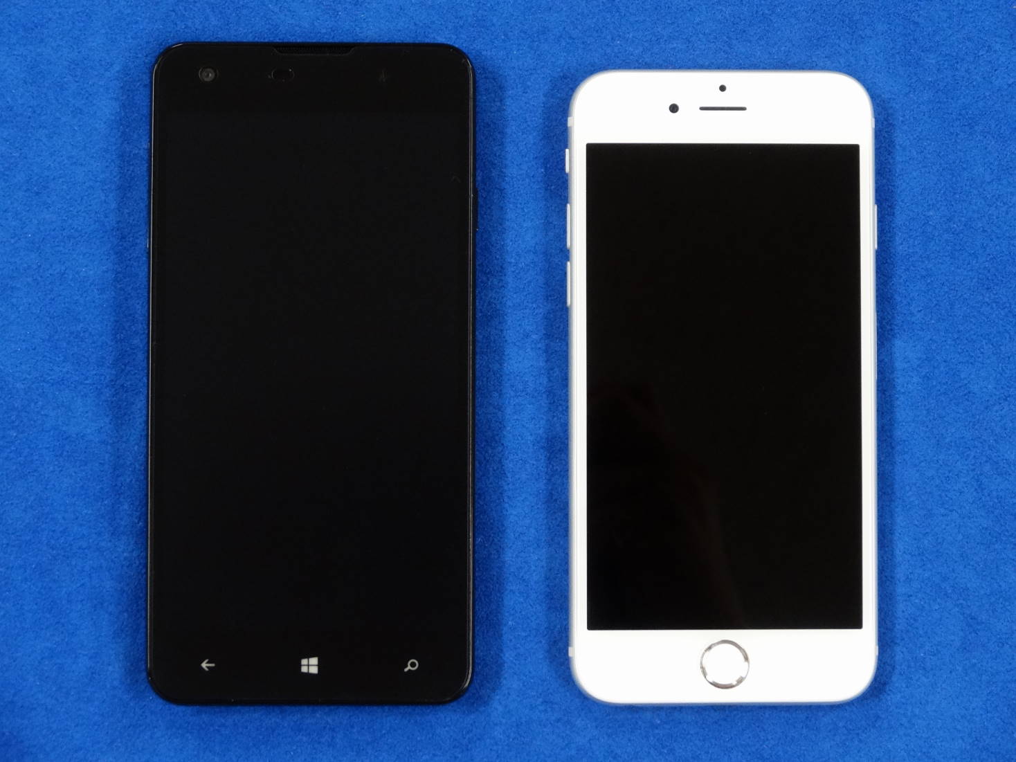 MADOSMA(Q501) と iPhone 6 の表面比較