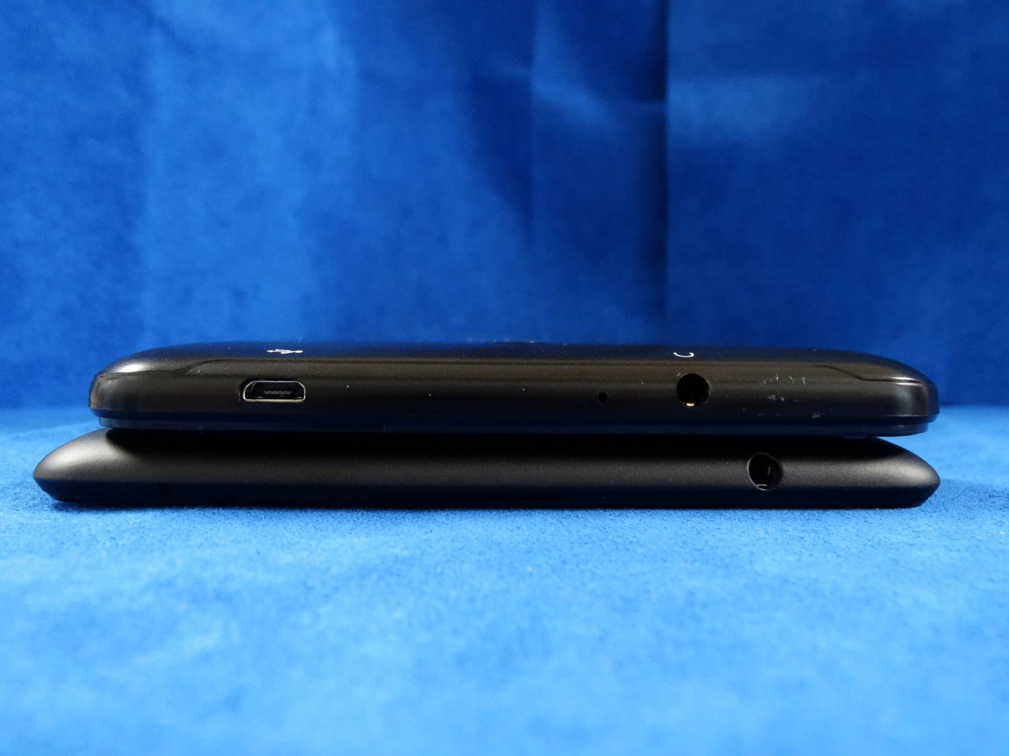 ΛzICHI AWOS-0701 と Nexus 7(2013) の横幅比較