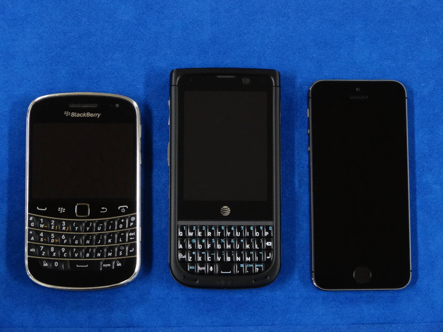 BlackBerry Bold 9900 と NEC TERRAIN と iPhone 5s