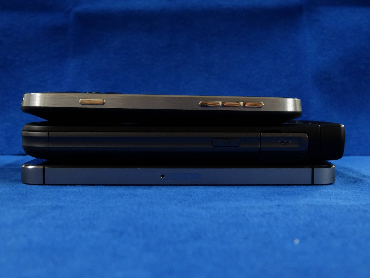 BlackBerry Bold 9900 と NEC TERRAIN と iPhone 5s の縦幅比較