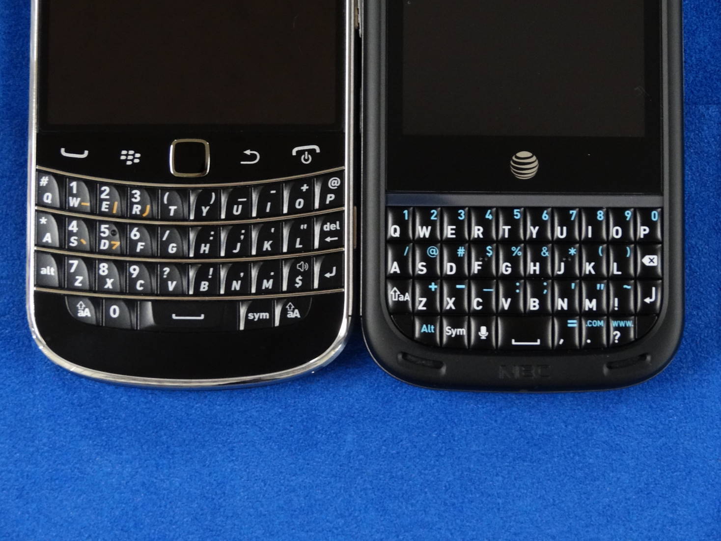 BlackBerry Bold 9900 と NEC TERRAIN のキーボード比較
