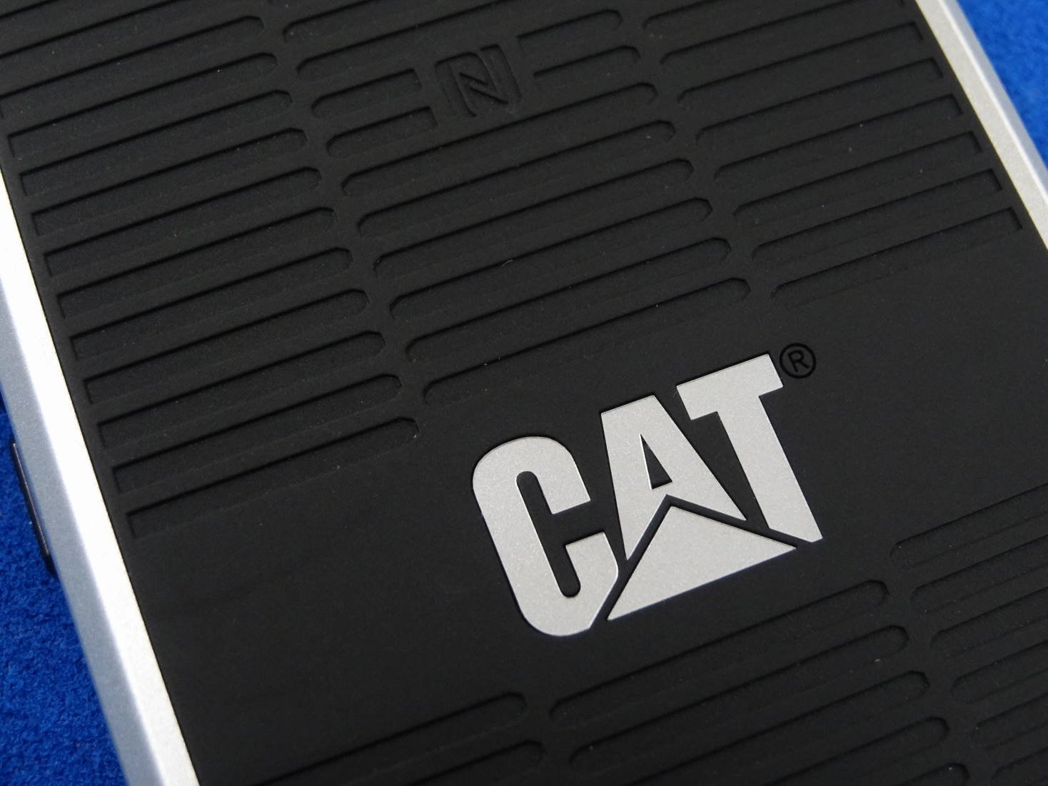 CAT S40 Smartphone 裏面CATロゴ