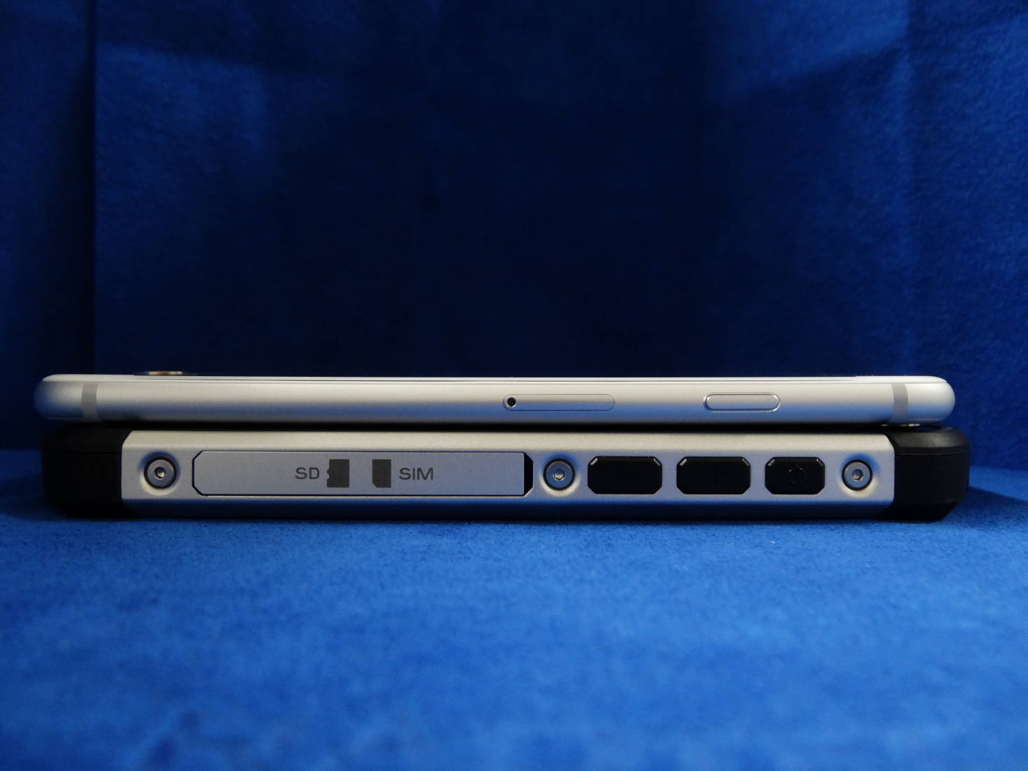 CAT S40 Smartphone と iPhone 6 縦幅比較