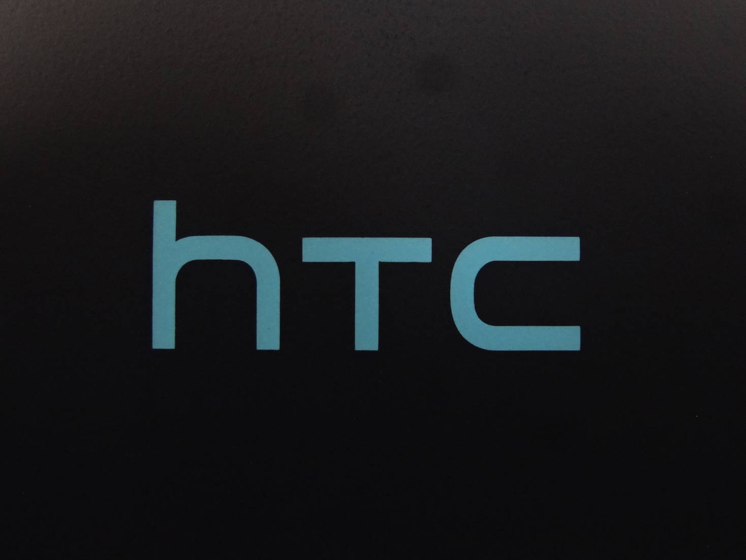 HTC Desire EYE 裏面ロゴ