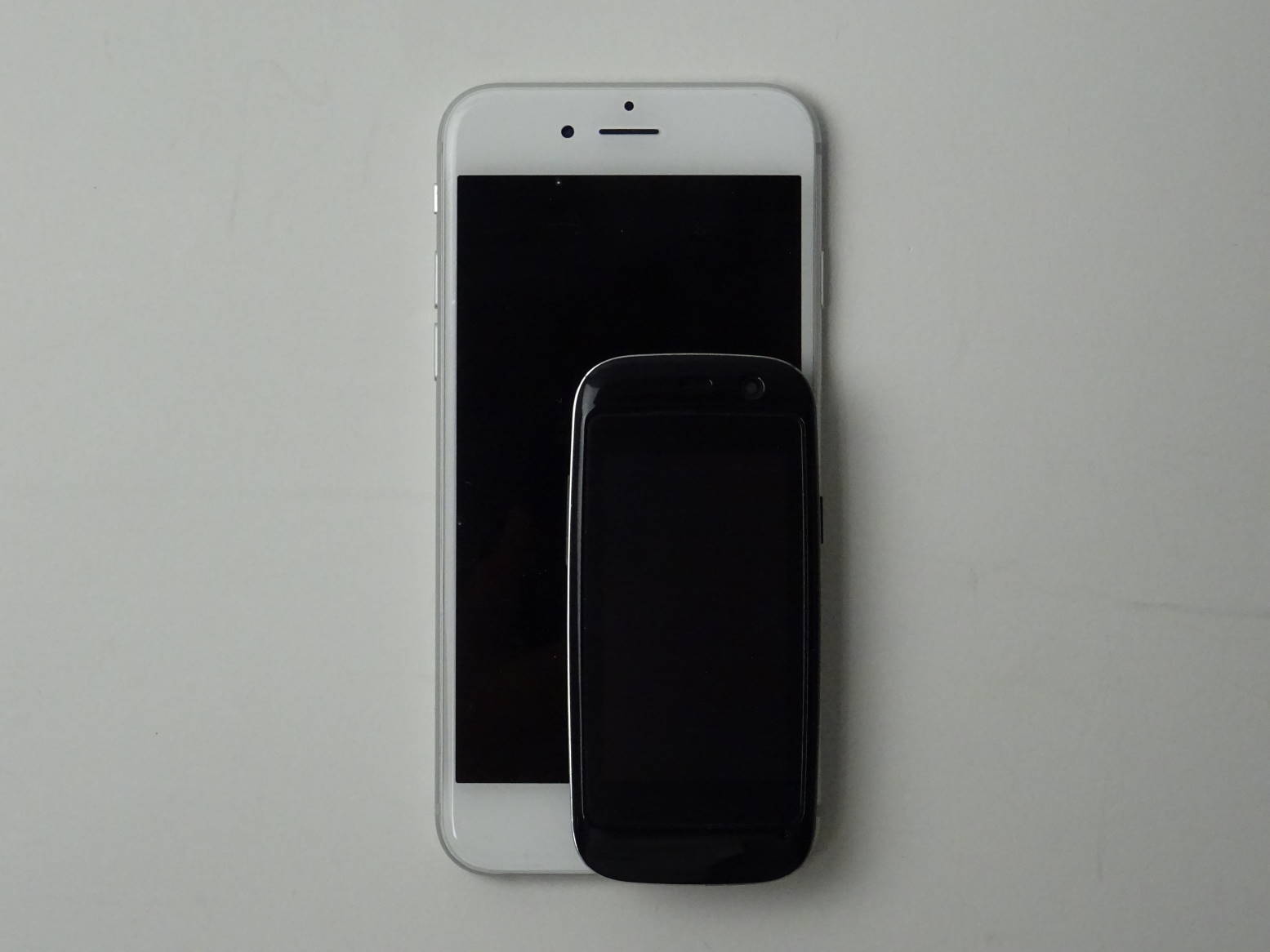 Micro X S240 と iPhone 6 の大きさ比較