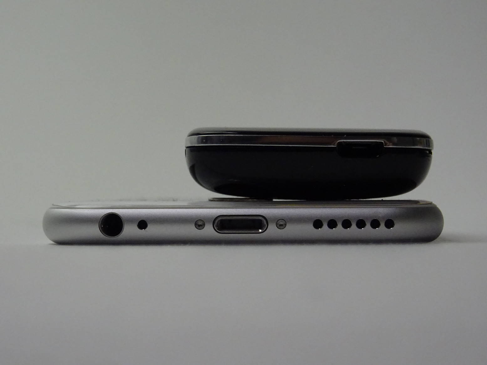 Micro X S240 と iPhone 6 の大きさ比較 2