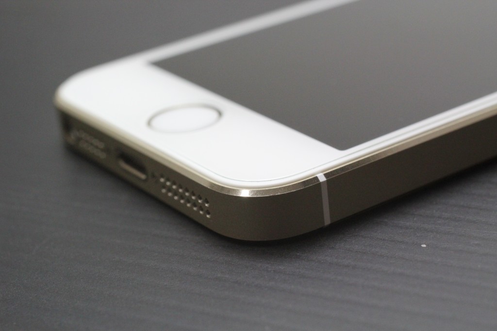 アップル純正のiPhone 5s Dockと強化ガラスシート