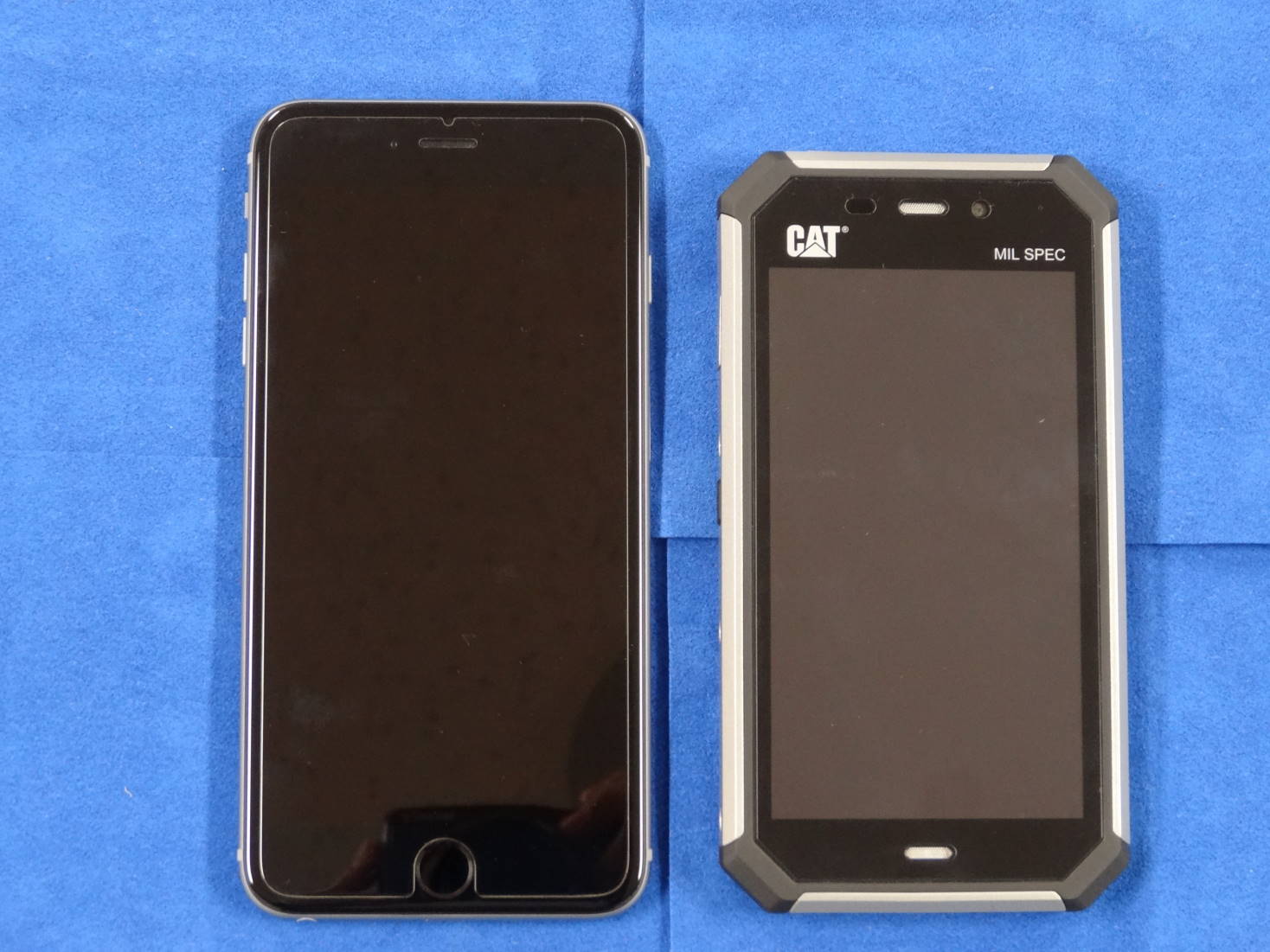 CAT S50 SmartphoneとiPhone 6 Plusの表面を比較