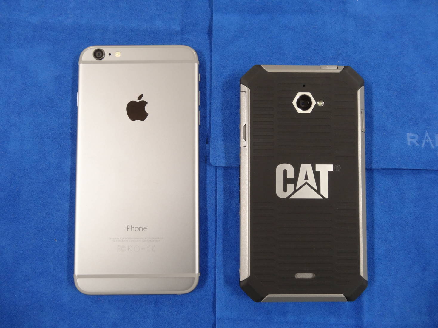 CAT S50 SmartphoneとiPhone 6 Plusの裏面を比較