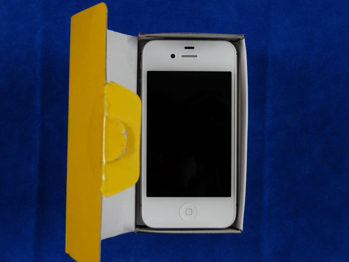 Polaroid pigu の箱に iPhone 4S を入れる