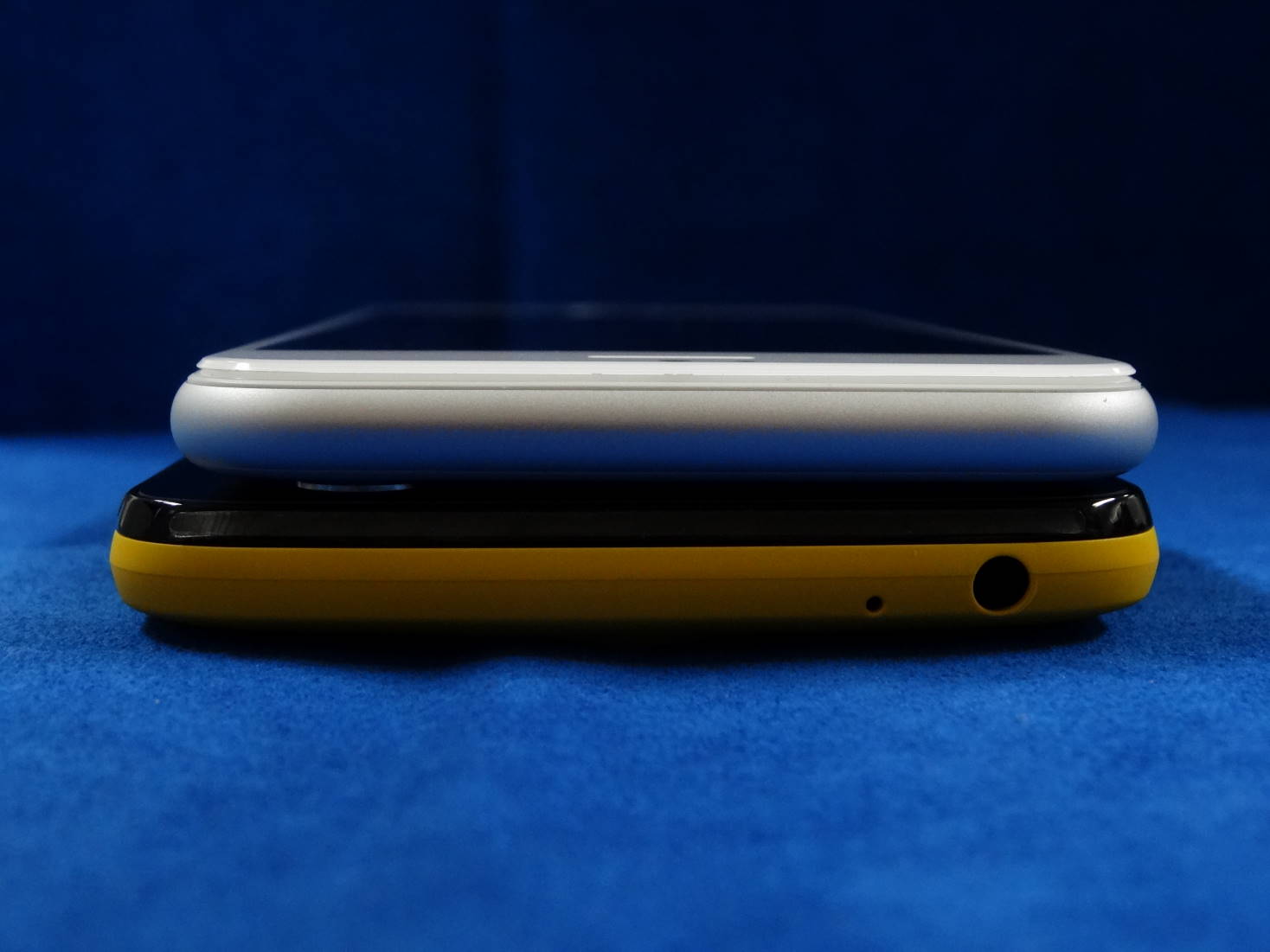 LG AKA と iPhone 6 の横幅比較