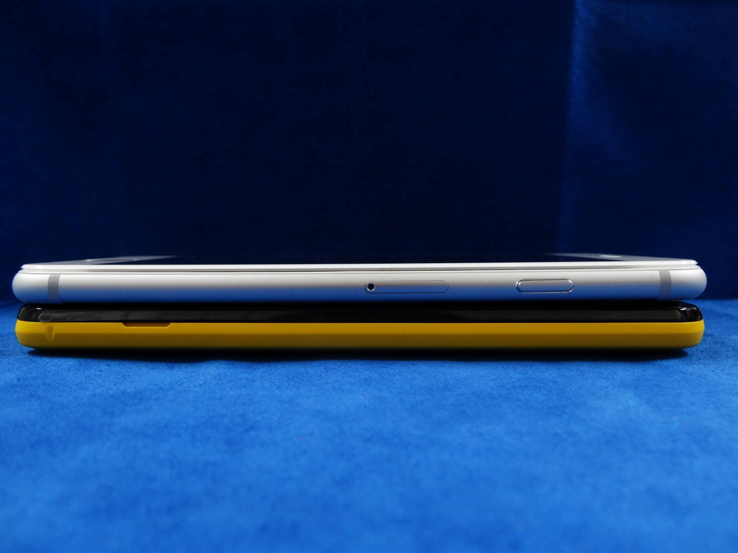 LG AKA と iPhone 6 の縦幅比較